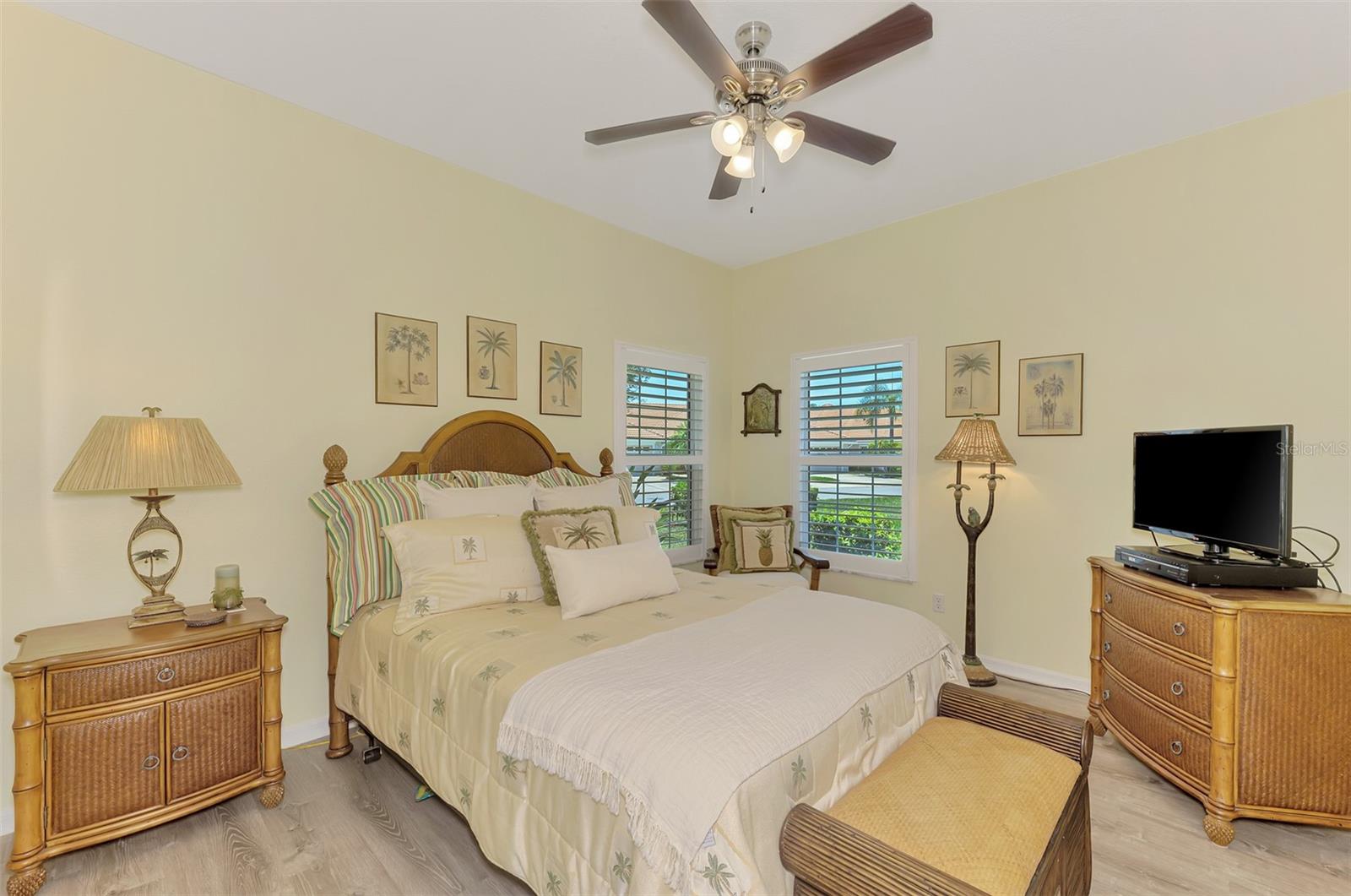 PELICAN POINTE GOLF & COUNTRY CLUB - Residential