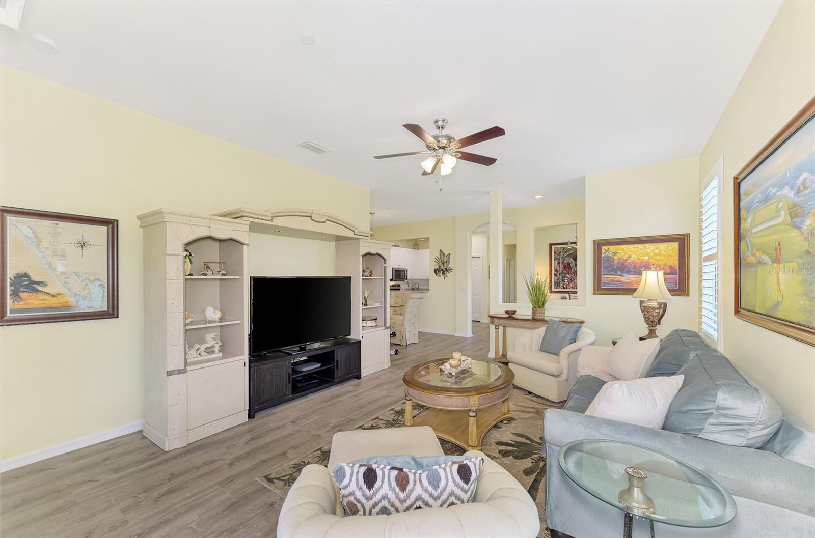 PELICAN POINTE GOLF & COUNTRY CLUB - Residential