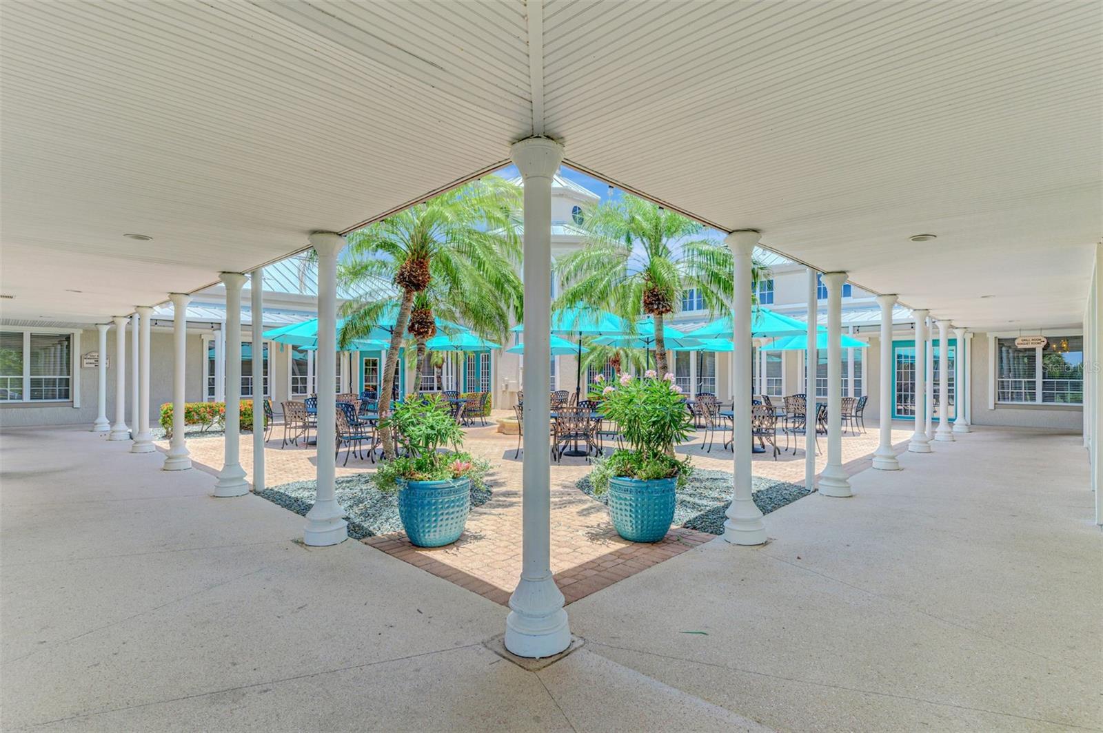 PELICAN POINTE GOLF & COUNTRY CLUB - Residential