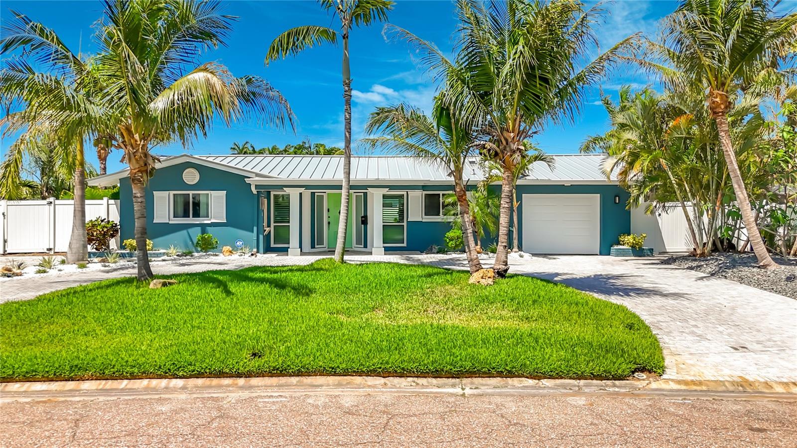 MAXIMO MOORINGS - Residential