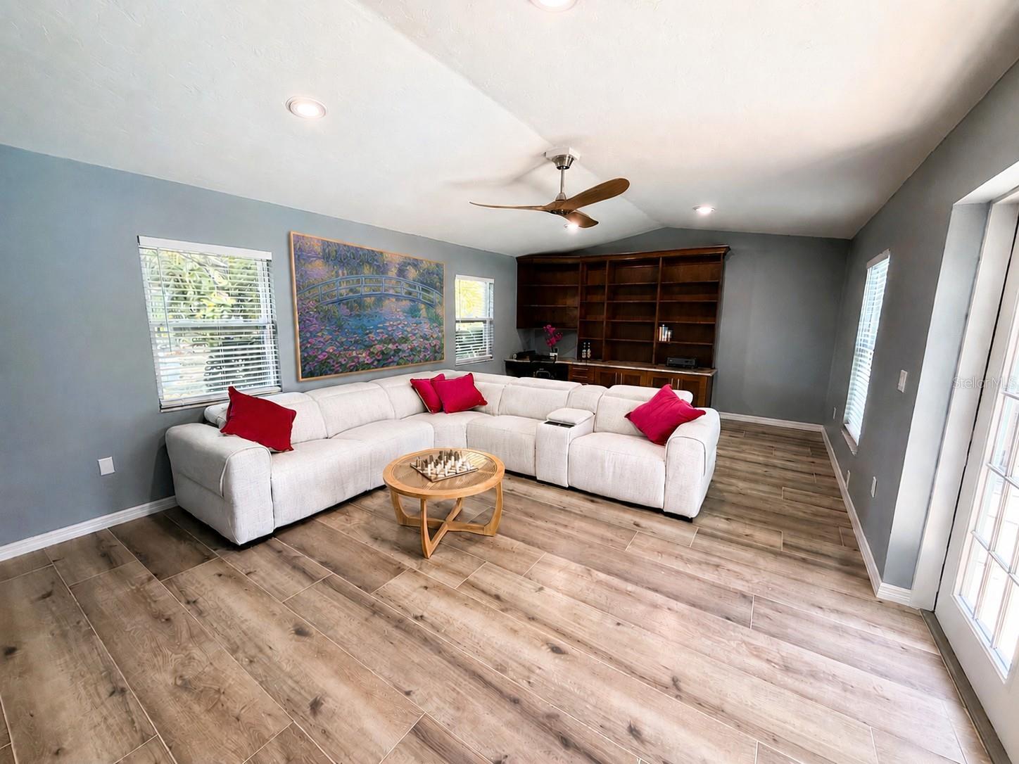 COUNTRY PLACE - Residential