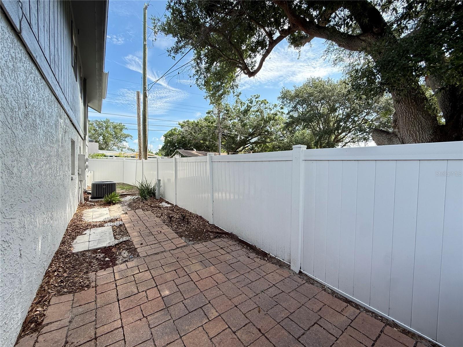 OAK LAKE PARK CONDO - Residential Lease