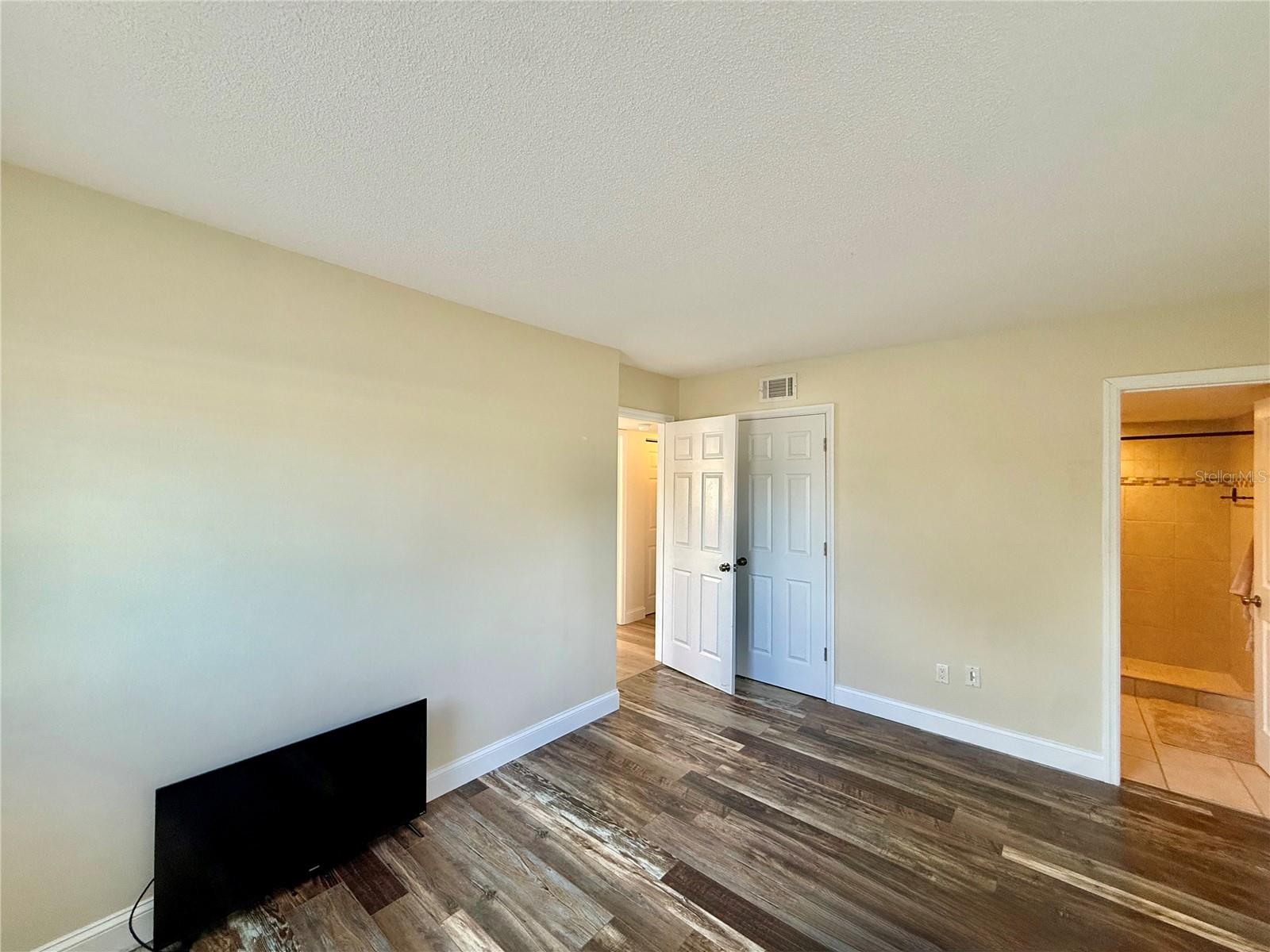 OAK LAKE PARK CONDO - Residential Lease