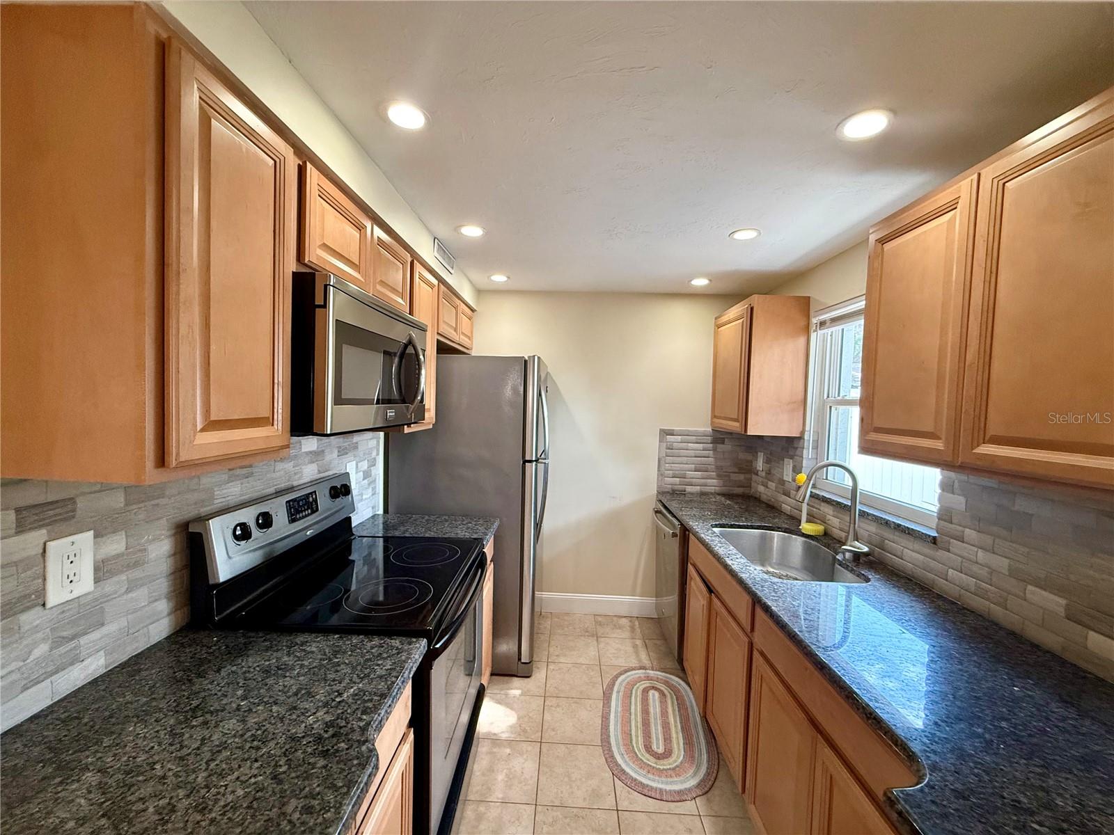 OAK LAKE PARK CONDO - Residential Lease