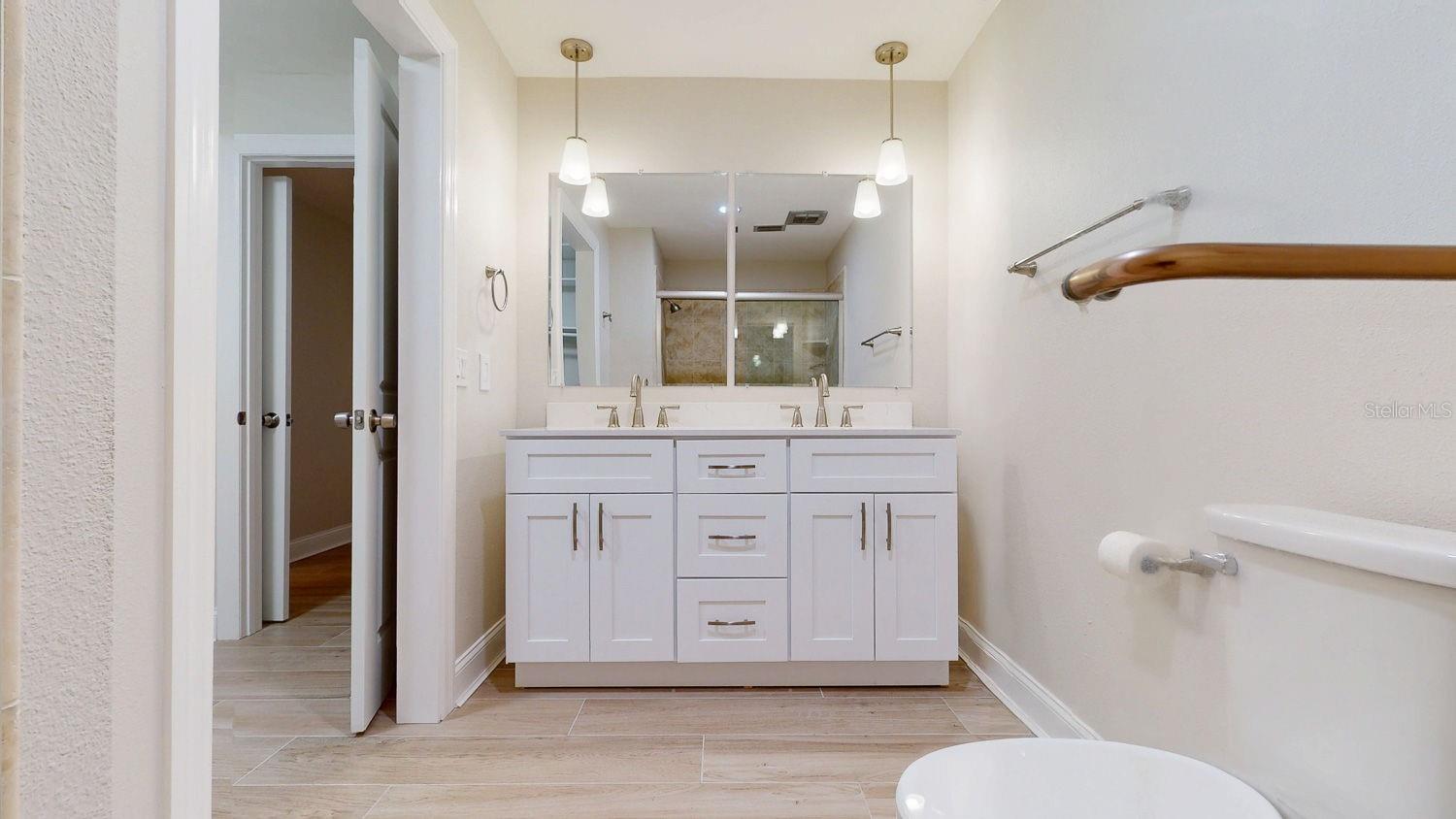 BOCA CIEGA POINT EAST - Residential