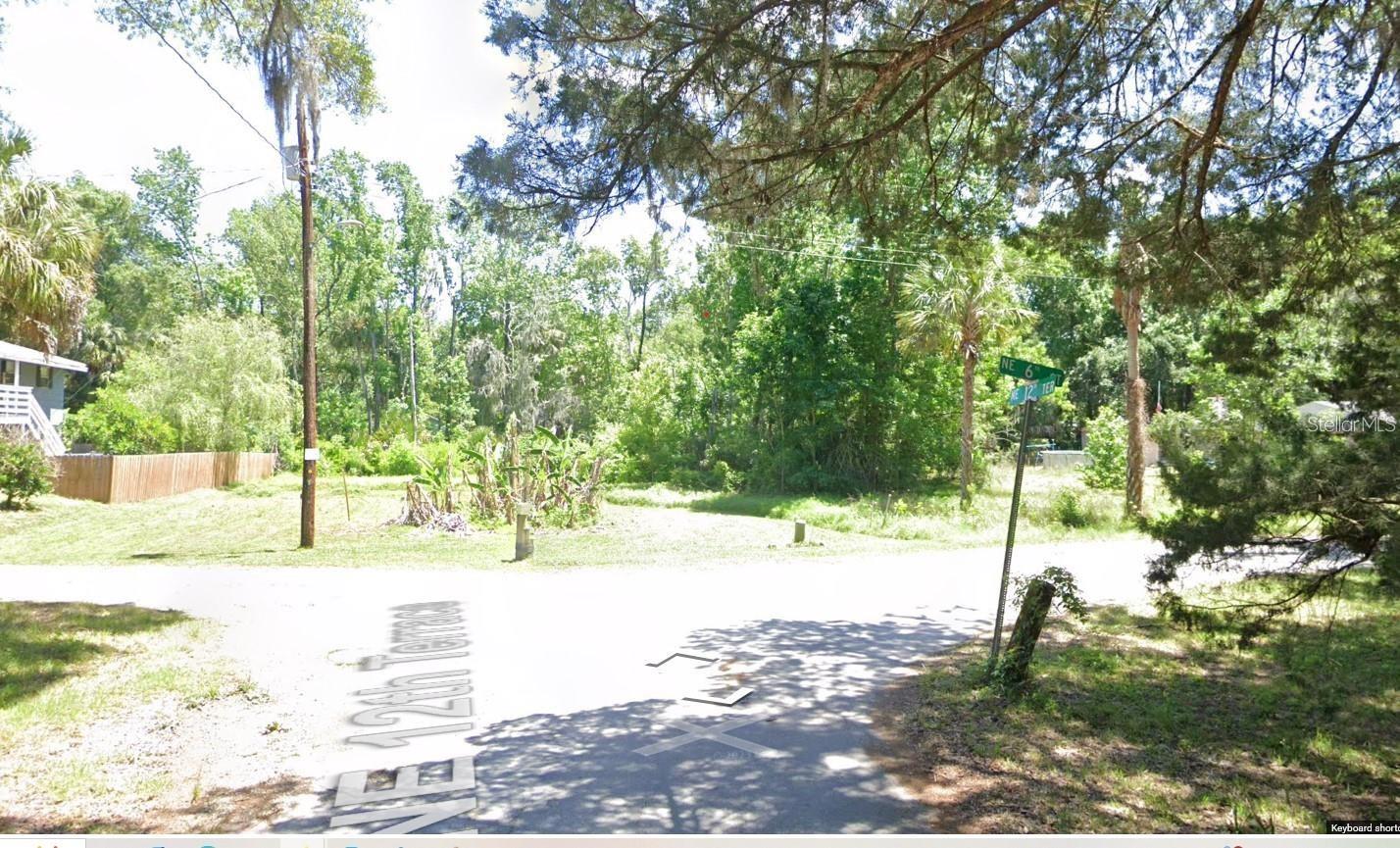 Great Location, only minutes to Crystal River High School, shopping, and the public boat ramps. This estabilshed neighborhood has Electric, City water and sewer connections are available, and the lot is mostly cleared. There are no Homeowners Association, make an offer today!