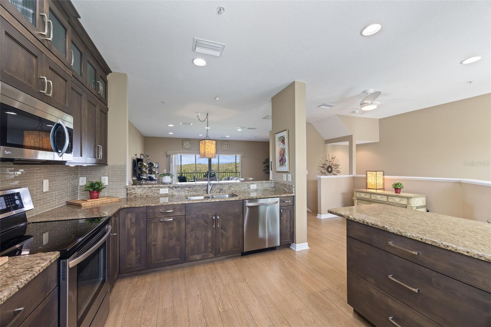 BAYSHORE TWNHS - Residential