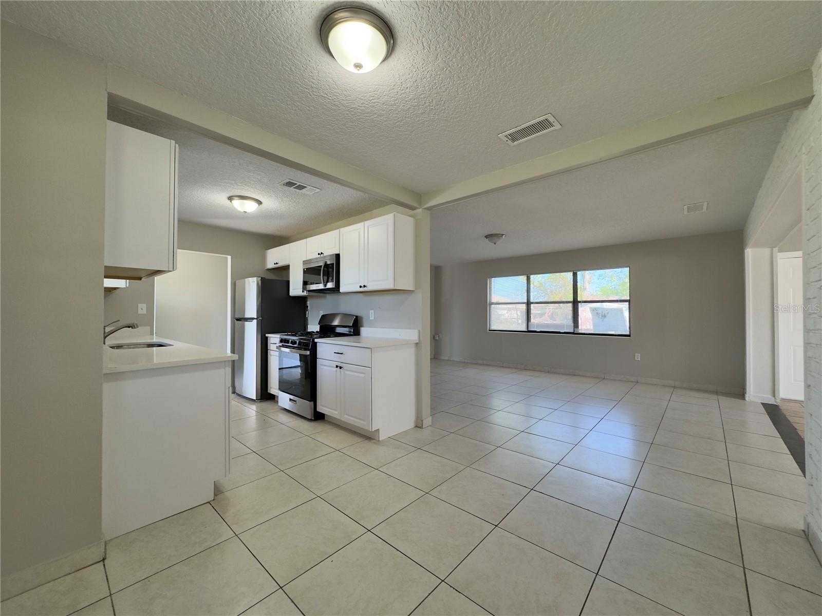SKY LAKE - Residential Lease