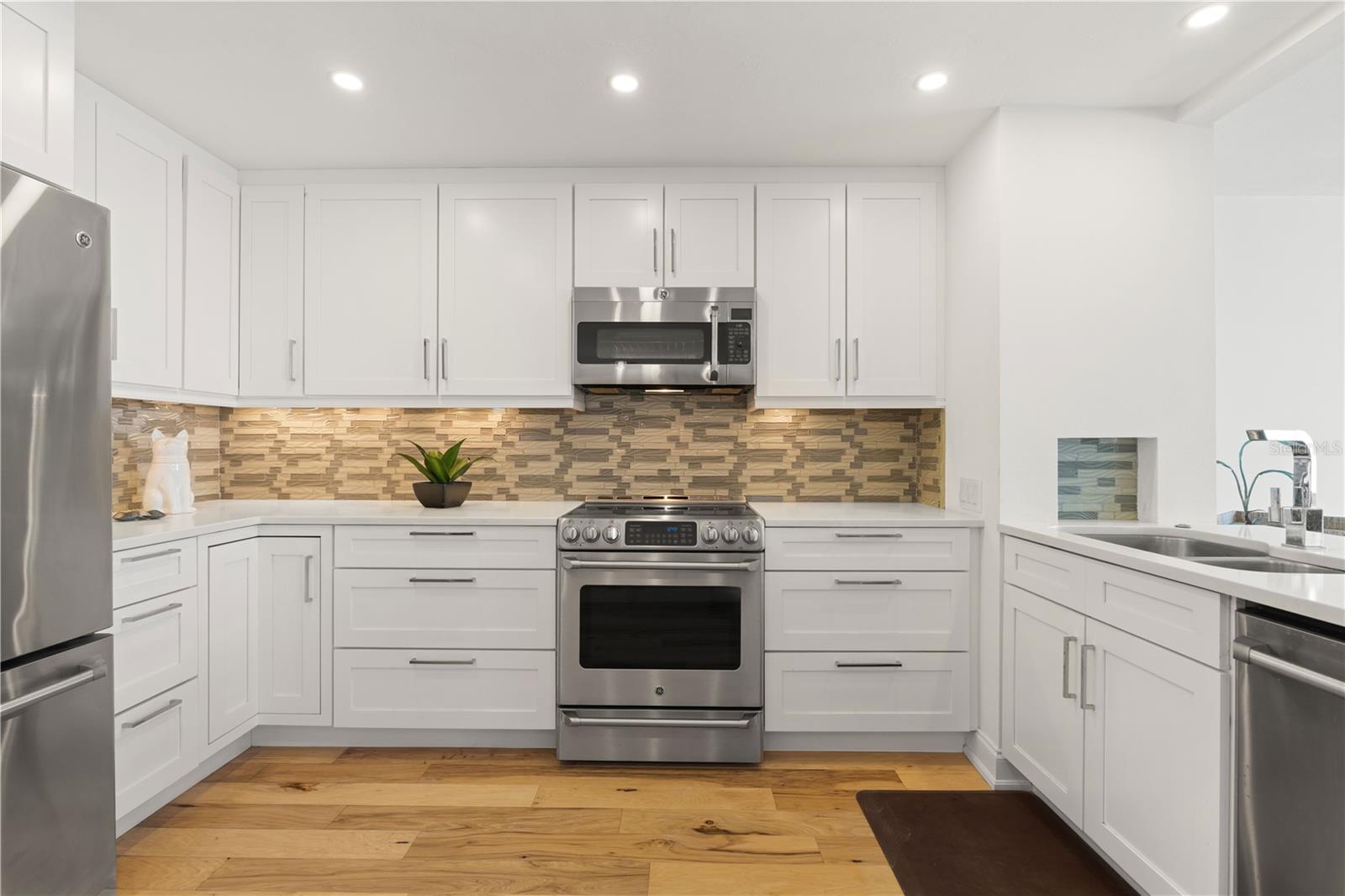 COLONY POINT - Residential