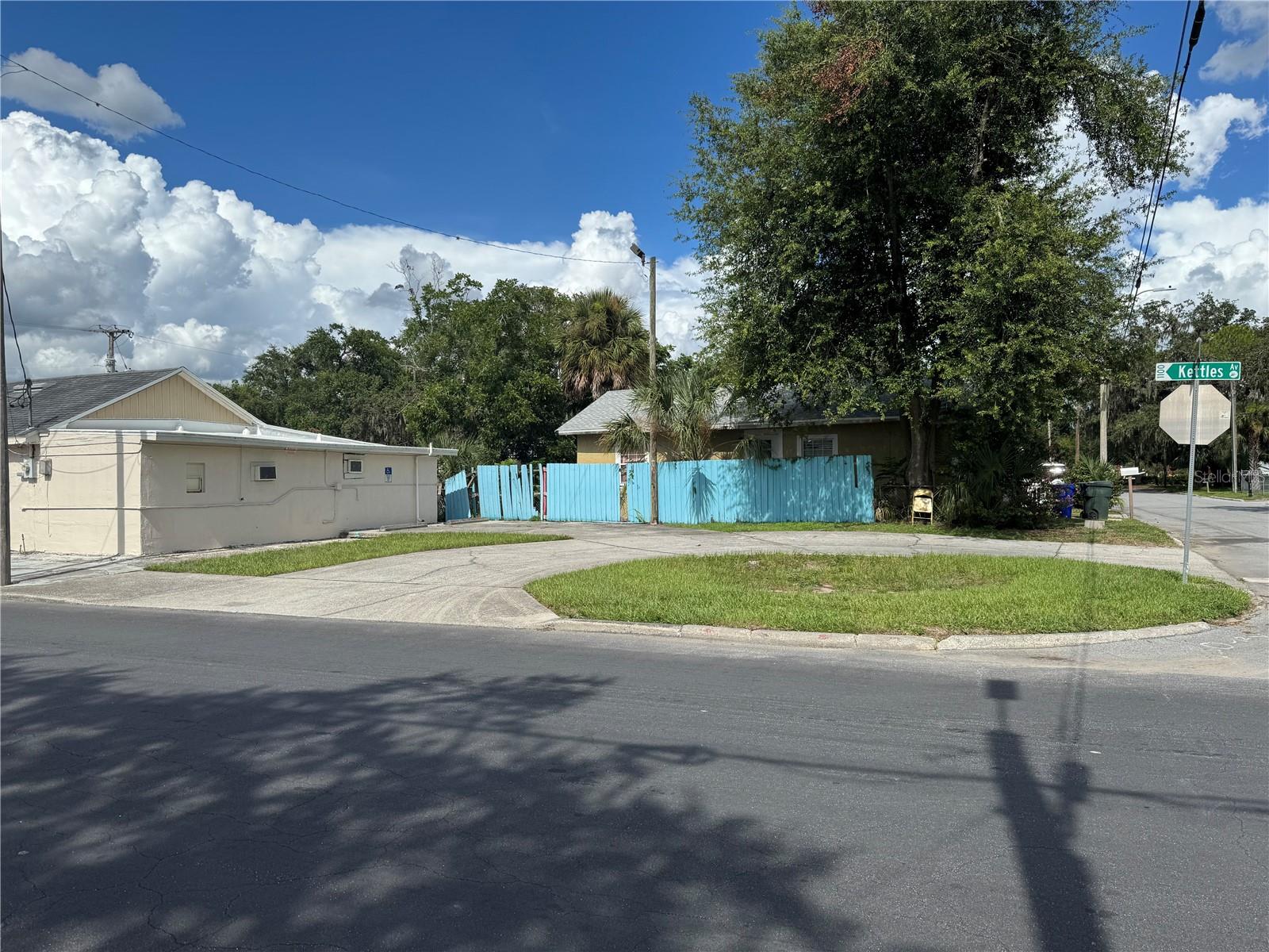 LINCOLN PARK - Commercial Sale