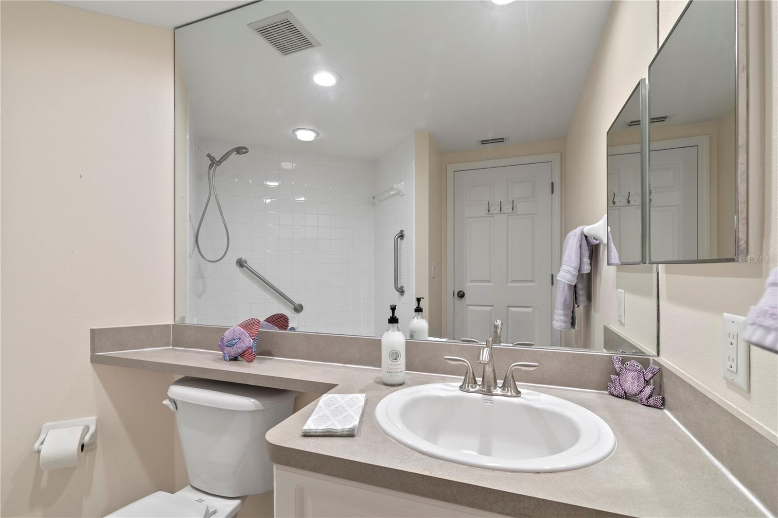 COUNTRY CLUB CONDO AT EAST BAY - Residential