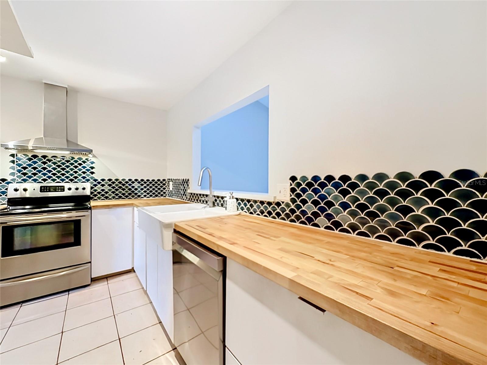 MONTGOMERY SQUARE - Residential