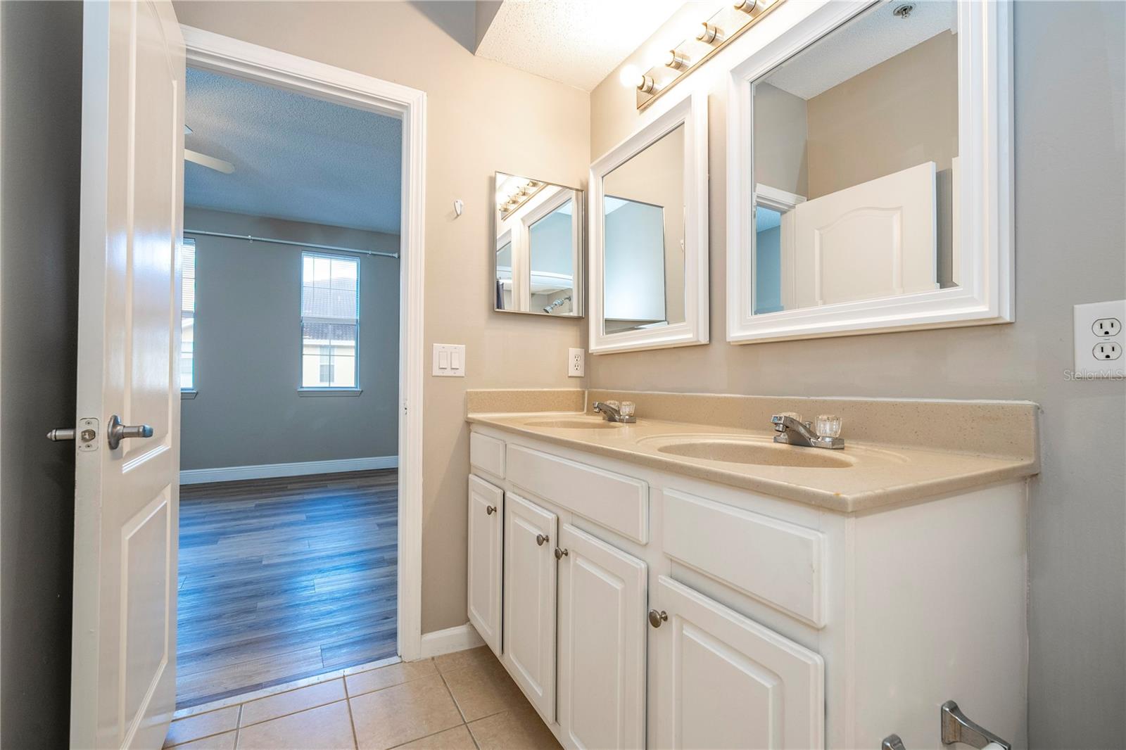 VILLANOVA AT HUNTERS CREEK CONDO - Residential Lease
