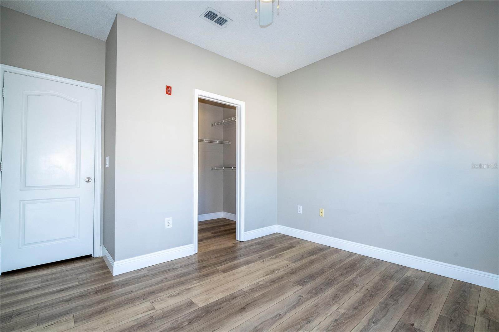 VILLANOVA AT HUNTERS CREEK CONDO - Residential Lease