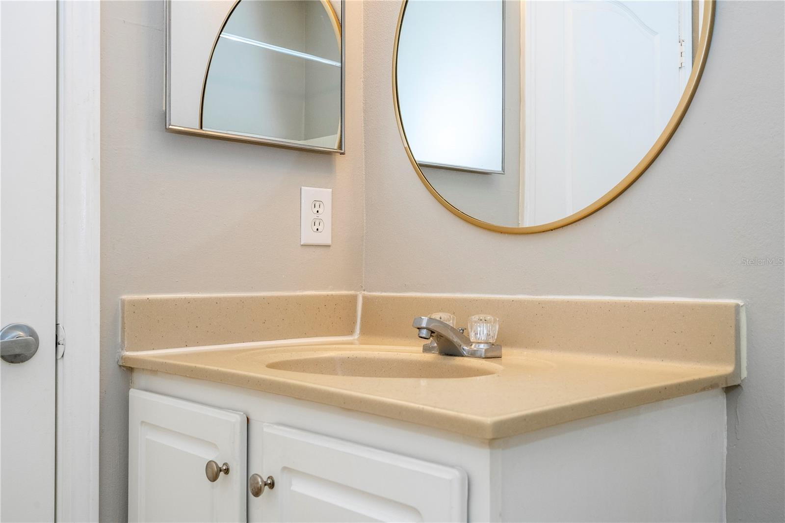 VILLANOVA AT HUNTERS CREEK CONDO - Residential Lease