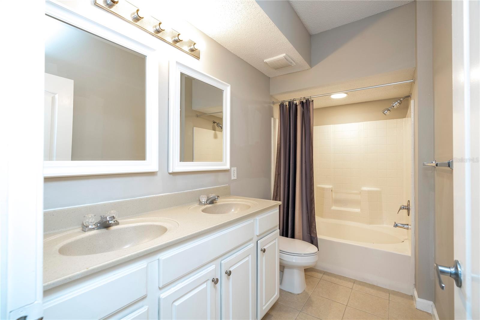 VILLANOVA AT HUNTERS CREEK CONDO - Residential Lease