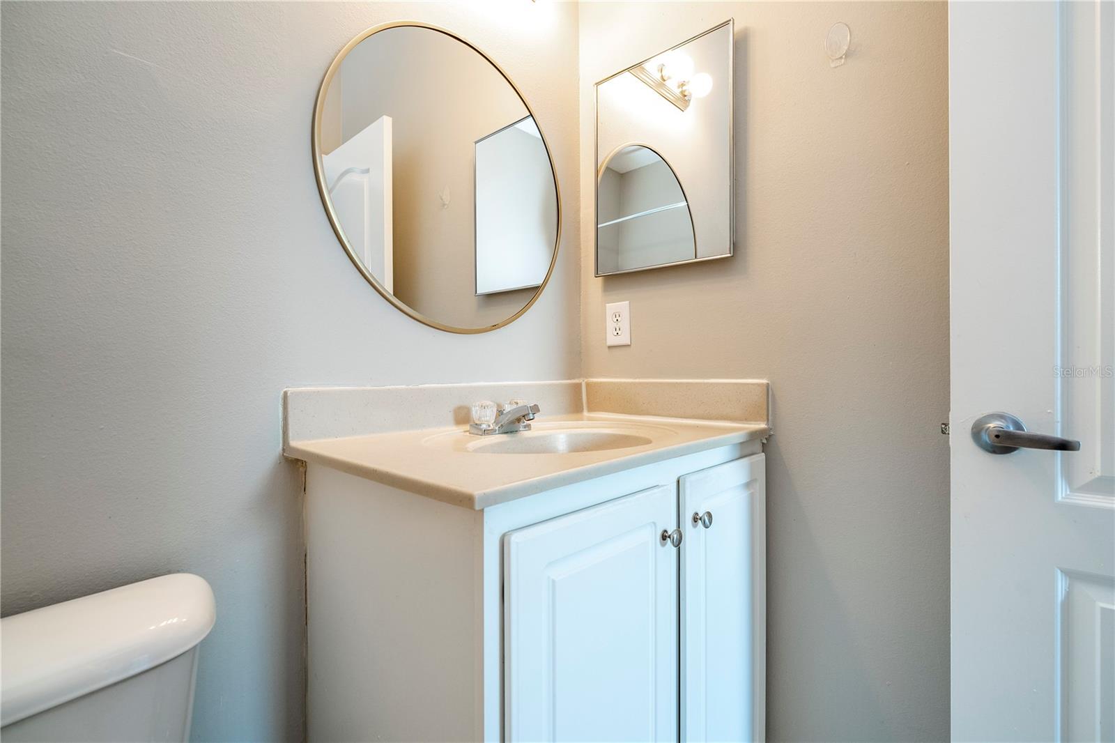 VILLANOVA AT HUNTERS CREEK CONDO - Residential Lease
