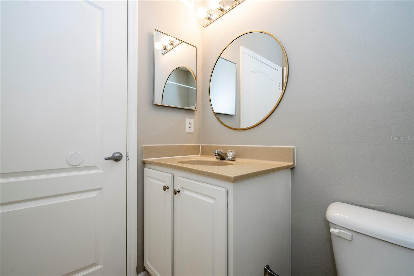 VILLANOVA AT HUNTERS CREEK CONDO - Residential Lease