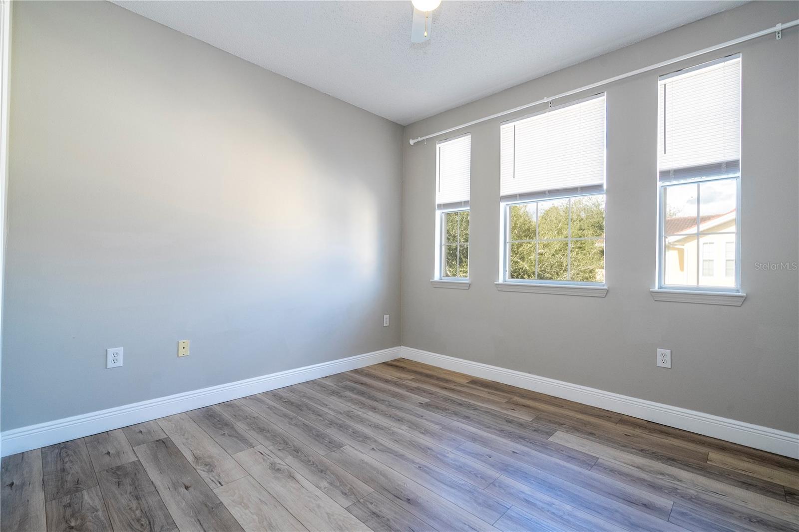 VILLANOVA AT HUNTERS CREEK CONDO - Residential Lease