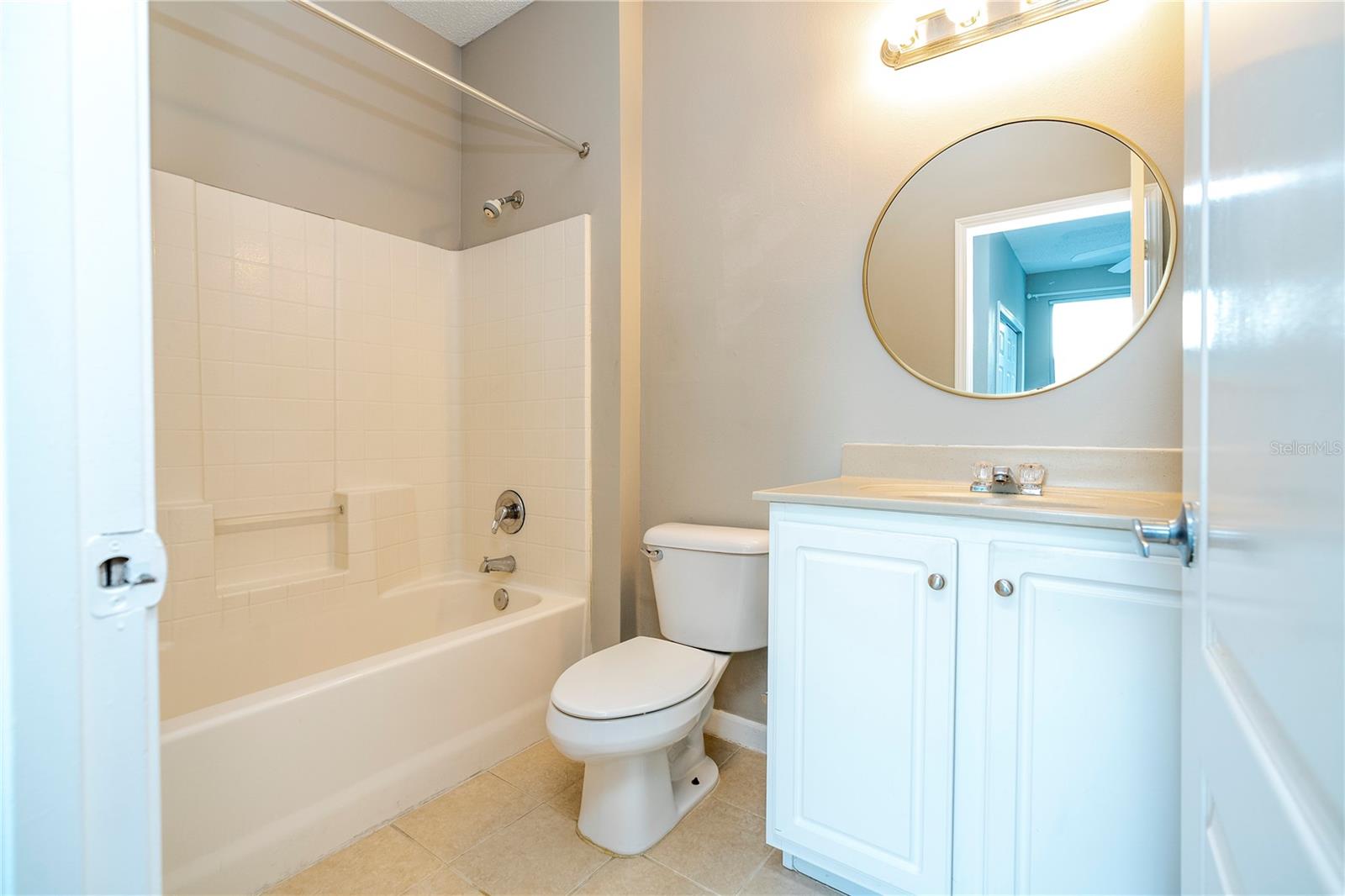 VILLANOVA AT HUNTERS CREEK CONDO - Residential Lease