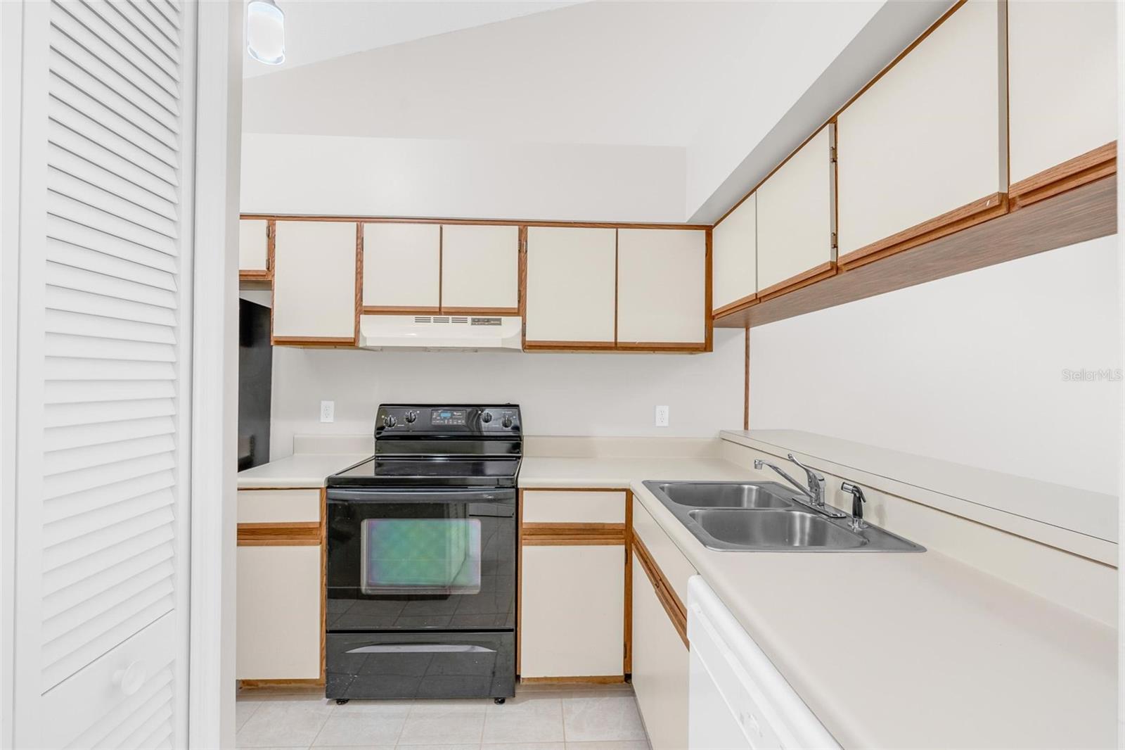 CHANCELLORS ROW PH 02 - Residential Lease