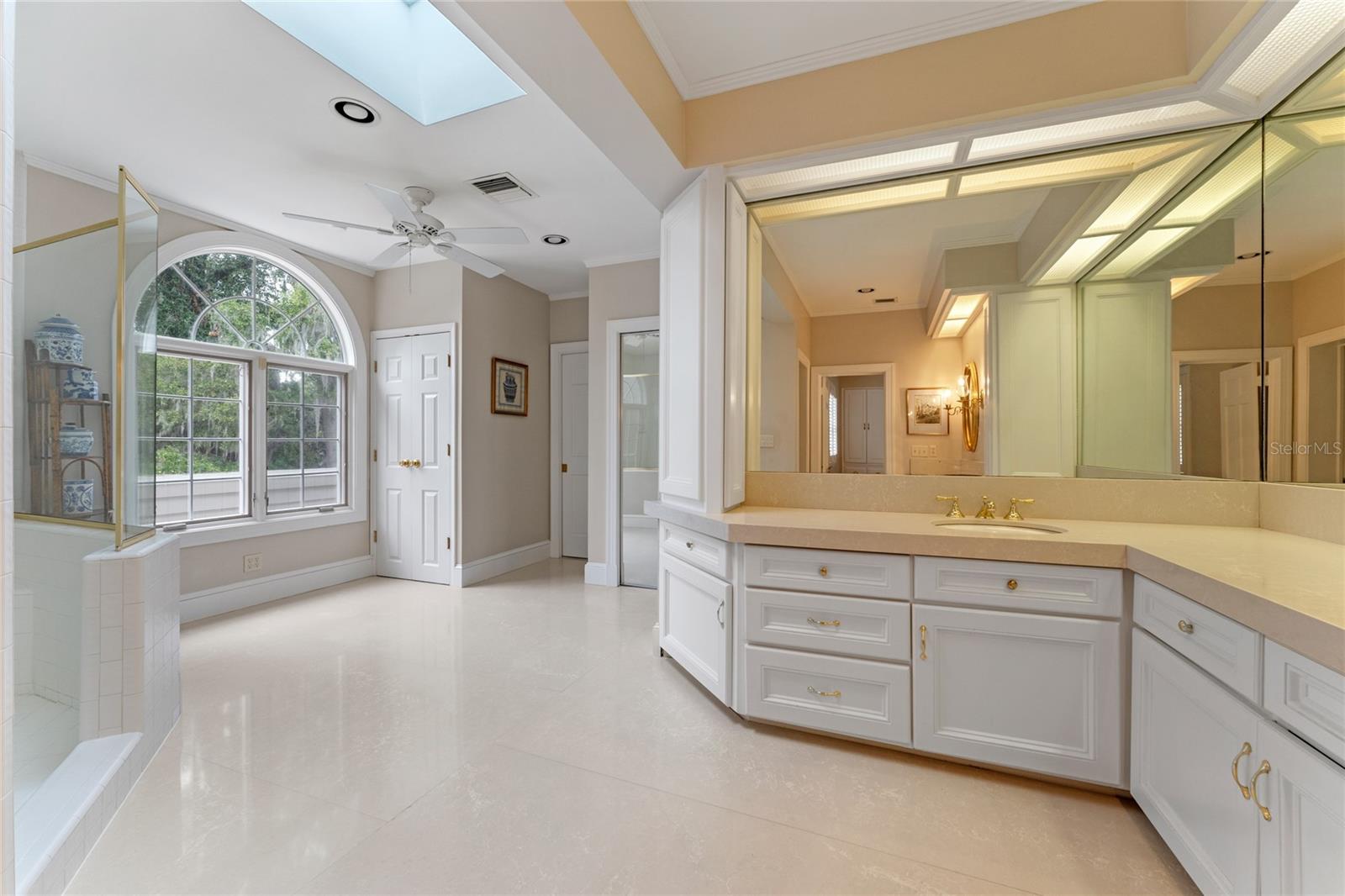 BEVERLY SHORES - Residential