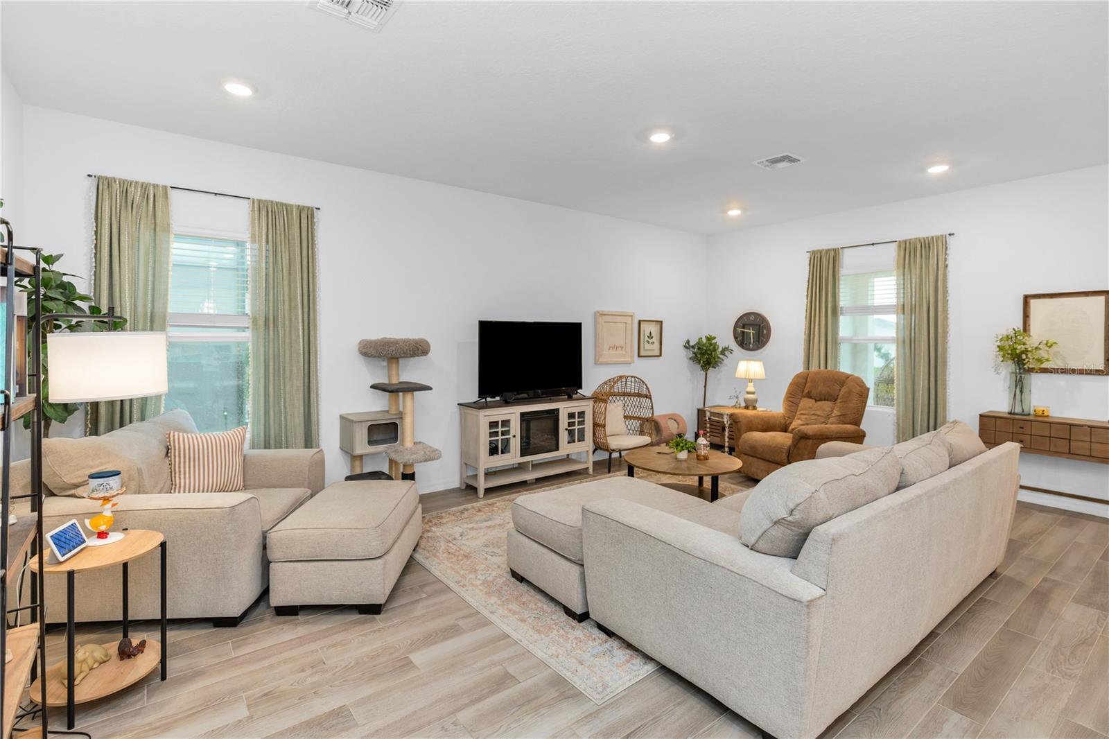 HAMPTON OAKS - Residential