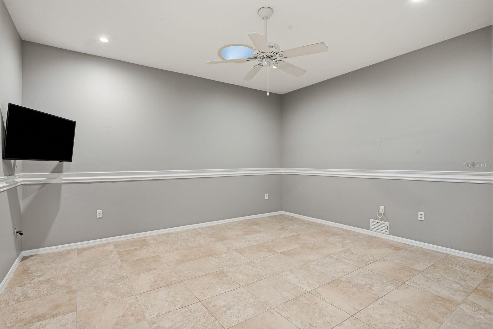 SALEM SQUARE - Residential