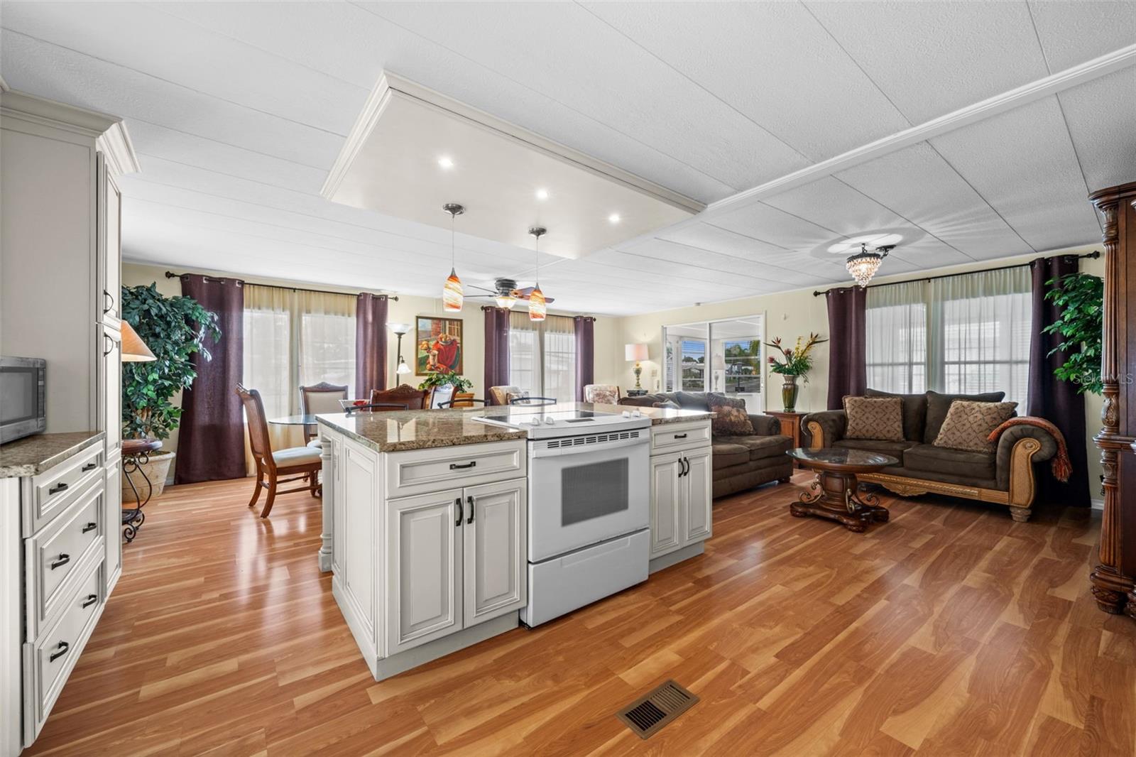 OAKWOOD MANOR - Residential