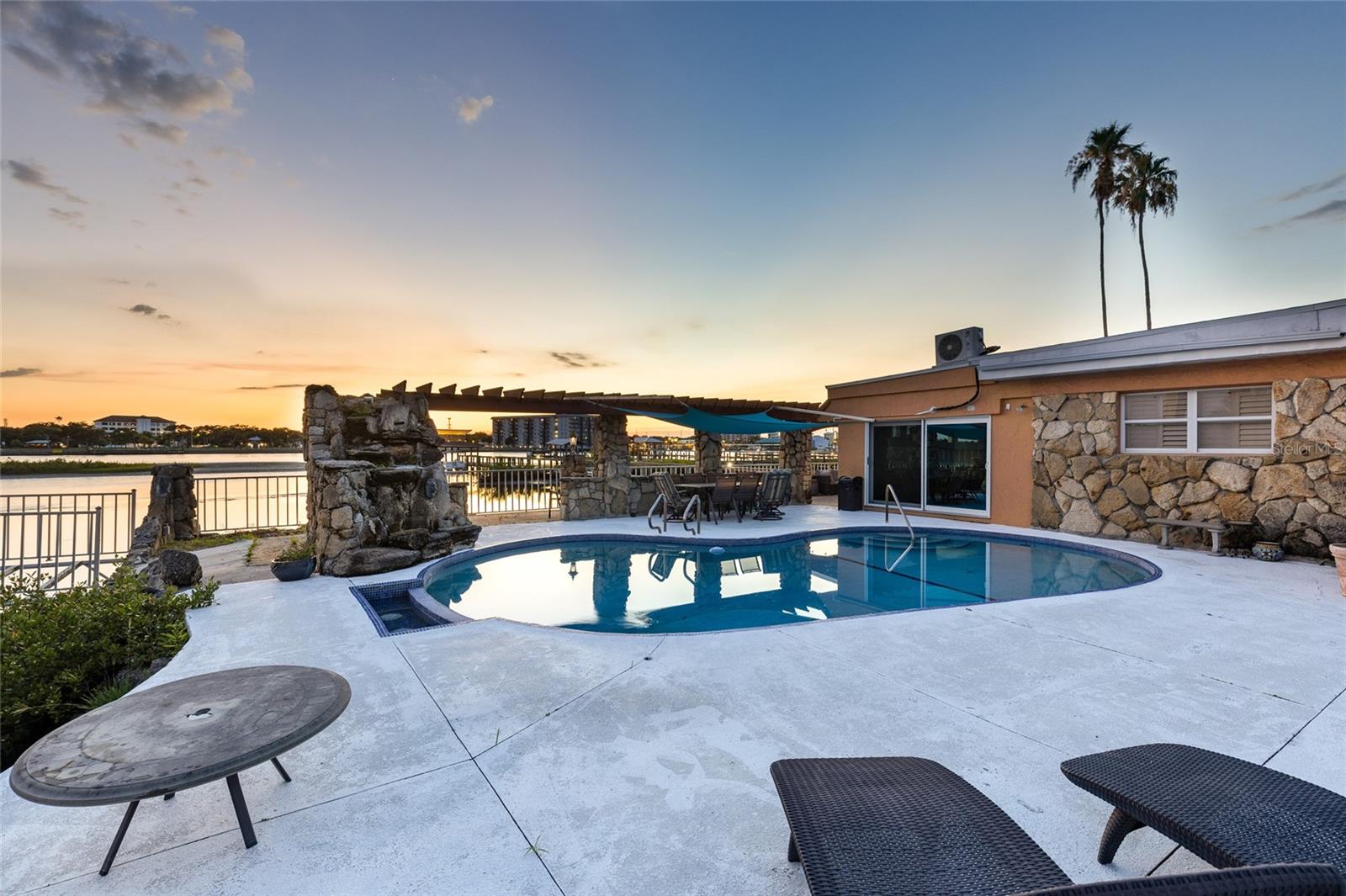 BOUCHELLES ISLAND - Residential