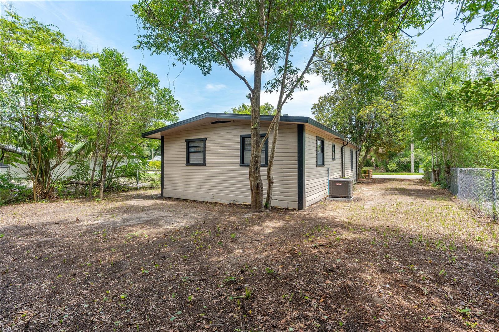 HARRIS E 01/2 BLK 161 DELAND - Residential
