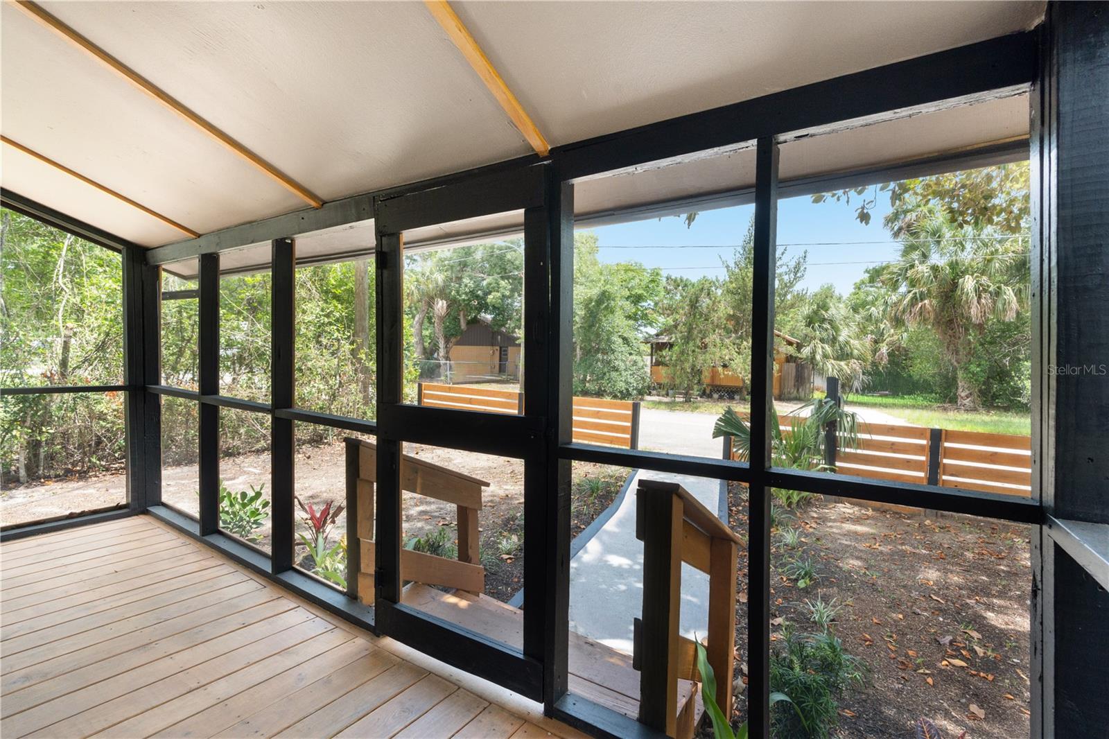 HARRIS E 01/2 BLK 161 DELAND - Residential