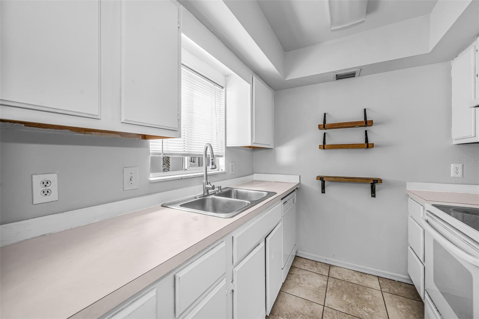 OAK LAKE PARK CONDO - Residential