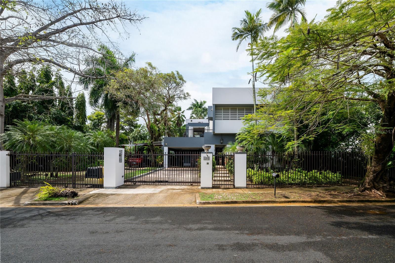 GARDEN HILLS ARCHITECTURAL CUSTOM BUILT RESIDENCE - Residential