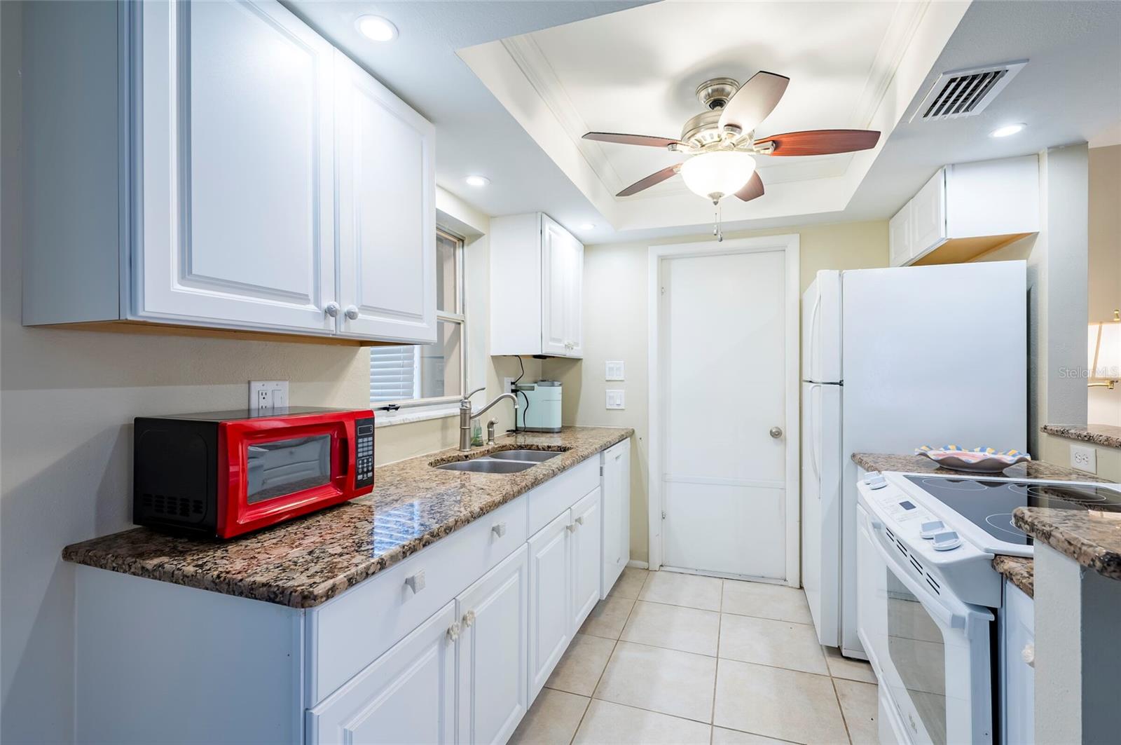 LAKES UNIT I THE - Residential