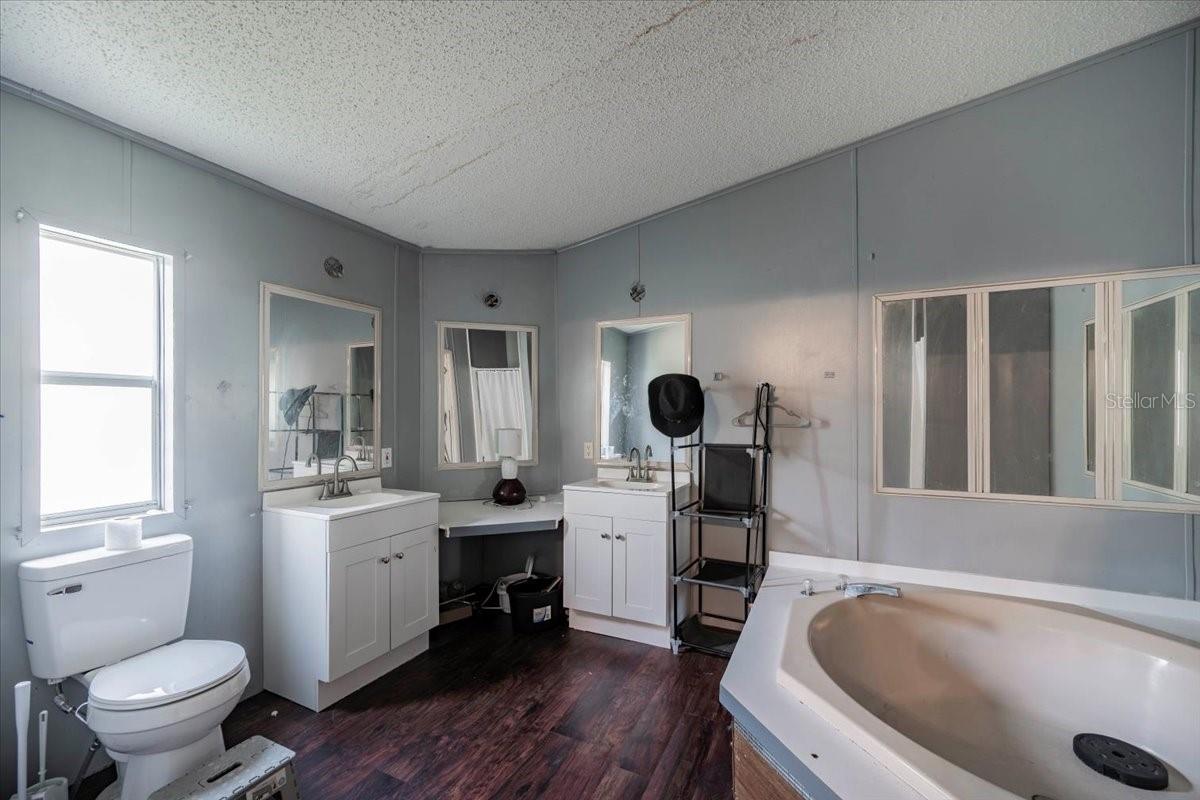 BANANA FARM ACRES - Residential