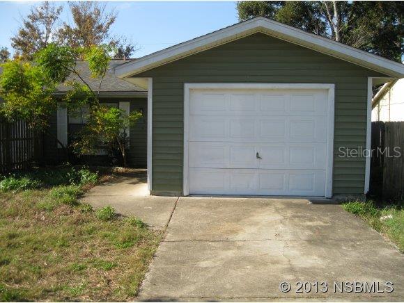 1/2 DUPLEX WITH GARAGE COMVERTED TO 3RE BEDROOM. FENCED YARD. A STEAL AT THIS PRICE. SELLER MOTIVATED. MAKE AN OFFER. ;3rd Party Gr Com Reqd ;Water: City