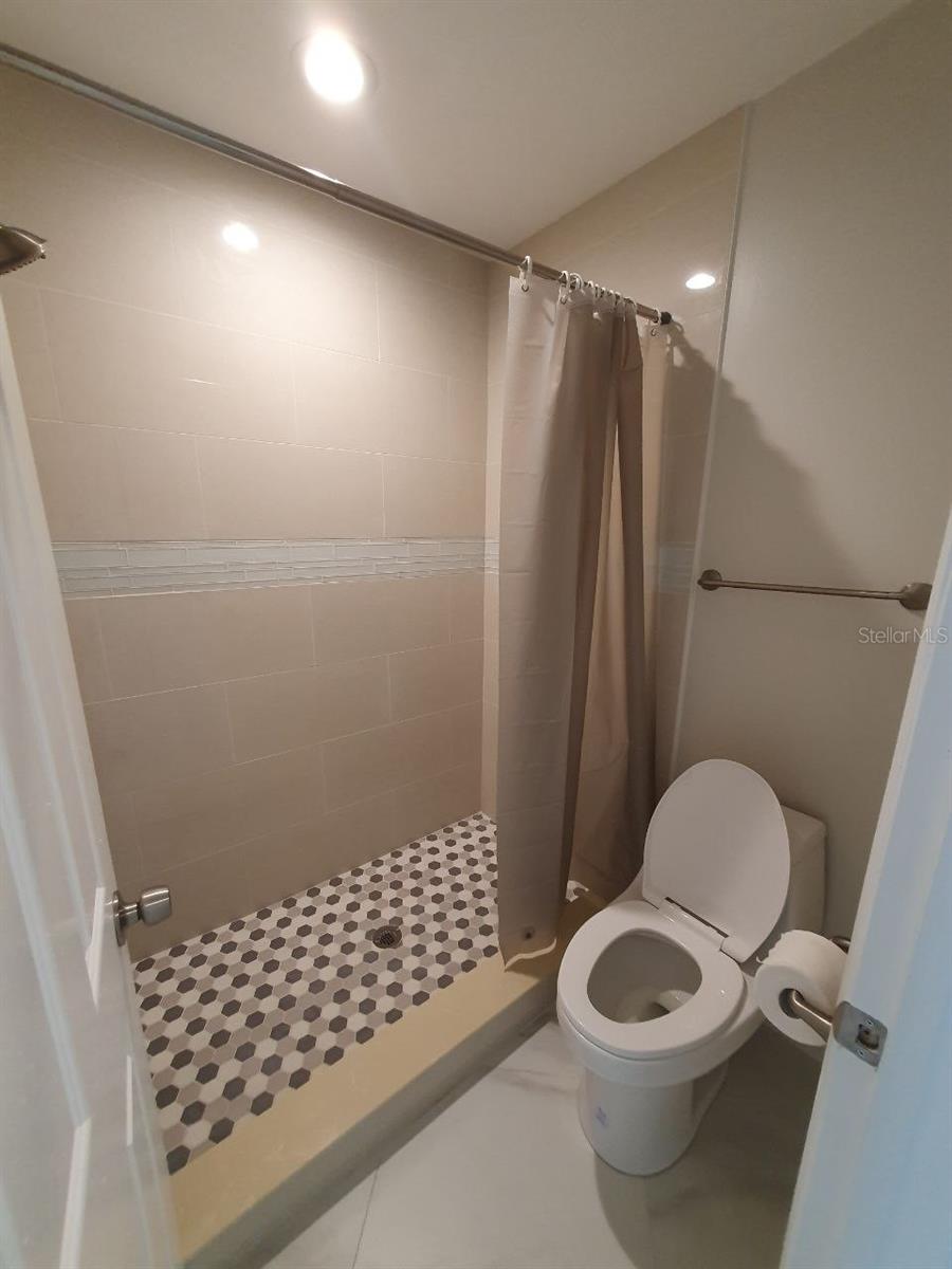 HIDDEN LAKE VILLAS - Residential Lease
