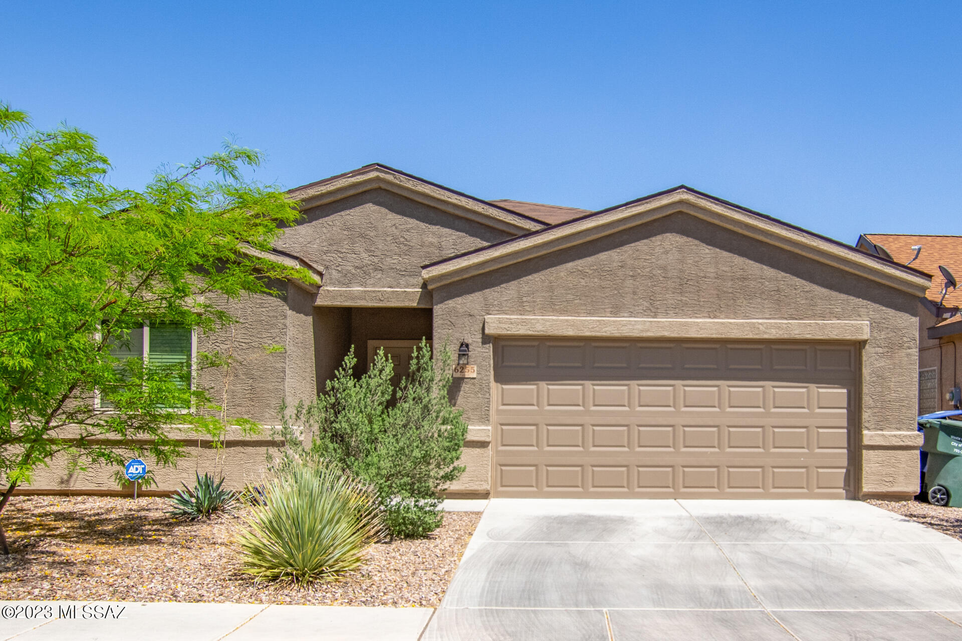 Must see! This charming 3-bed, 2-bath home is the one for you! Enter an open layout that perfectly combines modern design with timeless elegance. You'll be greeted by tile flooring, backyard access, & high ceilings that create an inviting atmosphere. The spotless kitchen features paneled cabinets, a pantry, quartz counters, recessed lighting, matching appliances, & an island w/ a breakfast bar, perfect for a quick bite. The main bedroom offers plush carpet & a private bathroom w/ dual sinks & walk-in closet. Grab a cool drink & relax in the backyard, where you'll find a covered patio perfect for outdoor entertaining or simply enjoying the warm evenings. Conveniently located near schools & easy access to the I-10 freeway. Don't miss the opportunity to make this your own!