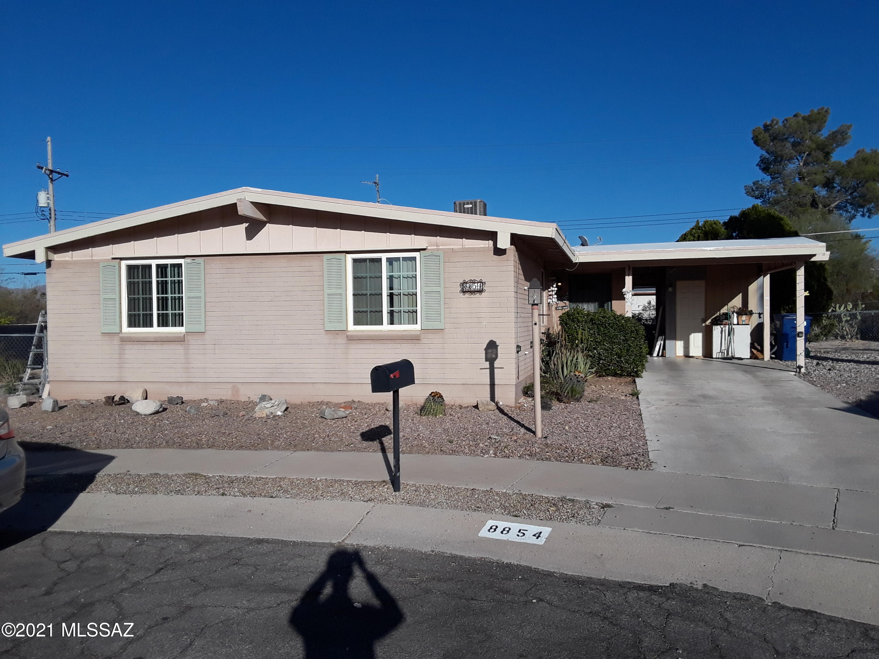 Charming East side home! You will be walking distance to Sahuaro High, buses, shopping, restaurants, and more! Don't let this GEM of a home pass you by!