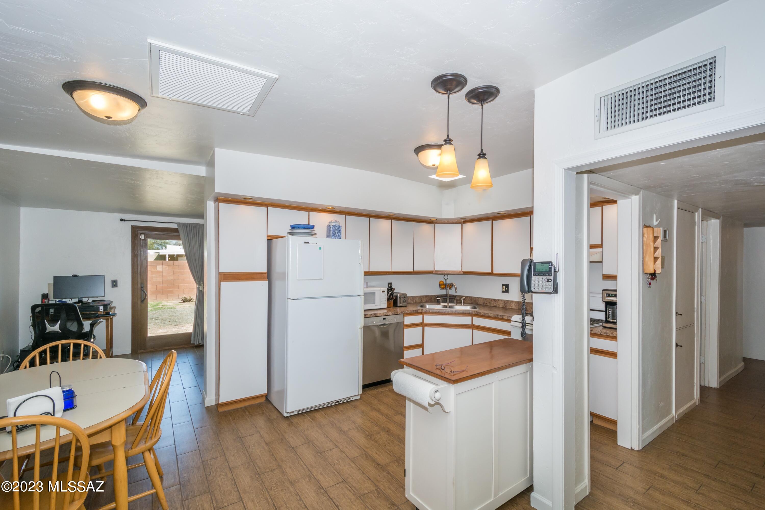 Country Club Manor - Residential