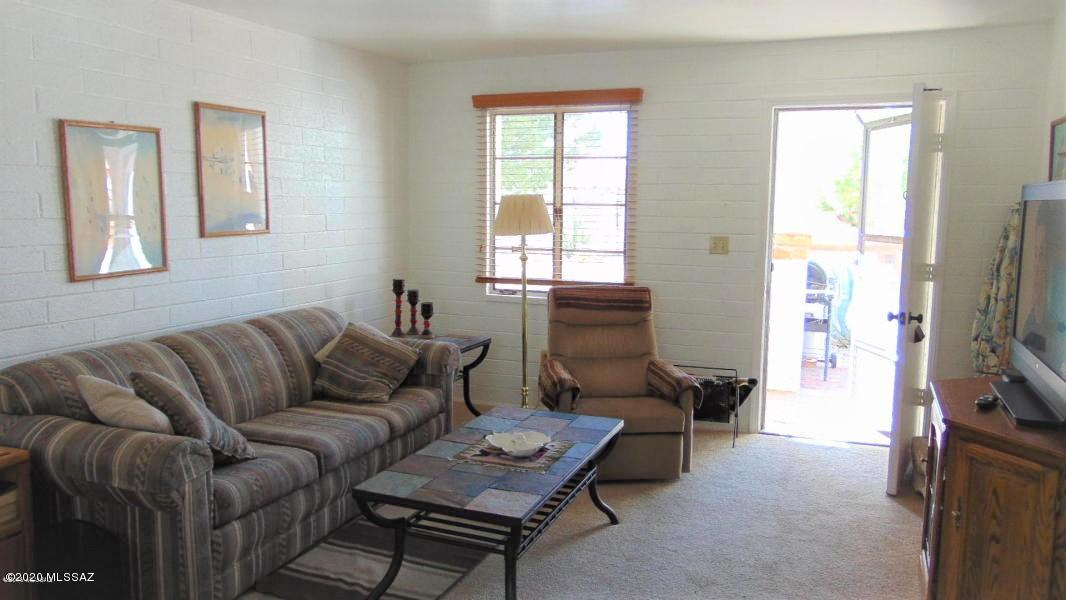 Available early April 2022, this 1-bedroom/1-bathroom villa is cute as a button with views of the Santa Rita Mountains from the front patio, a full-size gas range, a shower/tub combo in the bathroom, 1 assigned parking space, is close to shopping, golf, & rec centers, and is FULLY FURNISHED and move-in ready!! Enjoy all the great features the Villas East neighborhood has to offer such as a laundromat, neighborhood pools, shuffle board court, parks/green spaces, walking trails, & more! Green Valley Rec (GVR) is also available if the Tenant wants to use it; they just need to pay the fee for their Tenant Card. $850/Mo + Utilities on a Long-Term (Annual) lease (but Water, Sewer, & Trash are included!) OR $2,000/Mo including Utilties on a Short-Term (Seasonal) lease. This is a 55 + Community.