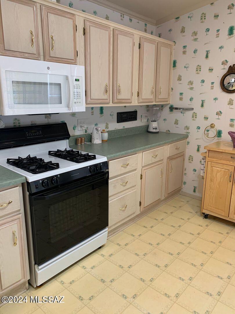 Come stay in Southern Arizona for the winter at an affordable 2 bedroom with den in Green Valley!

This patio home is a 2 bedroom 2 bathroom with den- fully furnished!. The guest bathroom has a soaking walk in tub and the master bathroom has a walk in shower. Den / Office is fully furnished with bookcases and large desk. Queen bed in master and double in guest bedroom. Small dining table off living room and table in kitchen nook. Corner patio accessible off kitchen or master bedroom. Washer and dryer in unit. 1 car garage. Single story unit.

Community has a pool and clubhouse available for use.

Tenant pays all utilities
Non-refundable fee $175.00
