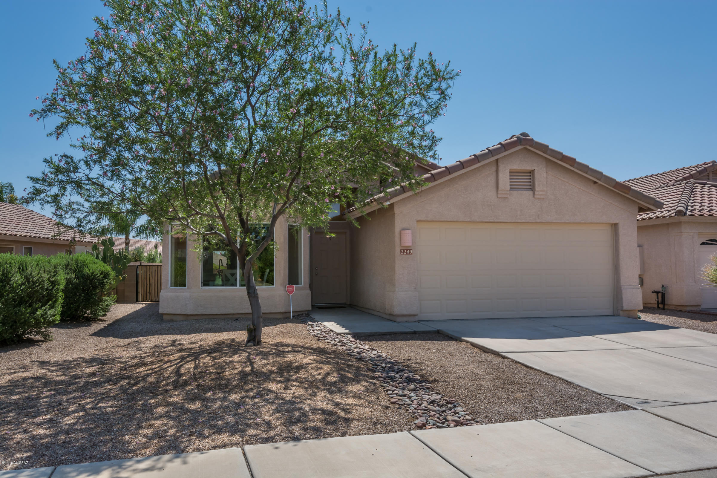 This home has WOW!  Updated 3 bedroom home in the Bluffs shows great. Newer kitchen appliances, granite counters with back splash, bay window w/Catalina Mtn. views from kitchen nook, attractive tiled entry & kitchen, plus vaulted ceiling in L.R. The master bath has a garden tub w/separate shower & dual sinks plus a walk in closet. The Community park includes a ball field, BB court & playground.