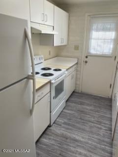 Great central location close to U of A and UMC.  2 bedroom, 1 bathroom, large  living room, AC, new refrigerator, covered parking spot,  and enclosed backyard. Owner pays for water.  Please call Tucson's Choice for showing.