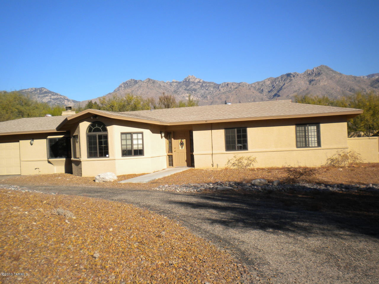 Beautiful foothills property secluded with gorgeous mountain views.  This home has two master suites. All appliances.  There is space for RV parking.

Pets upon approval.