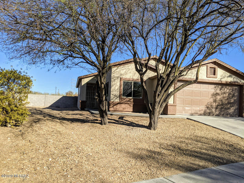 Nice home built in 2004. Home has new carpet, and kitchen appliances.  Close to I 10 and shopping.