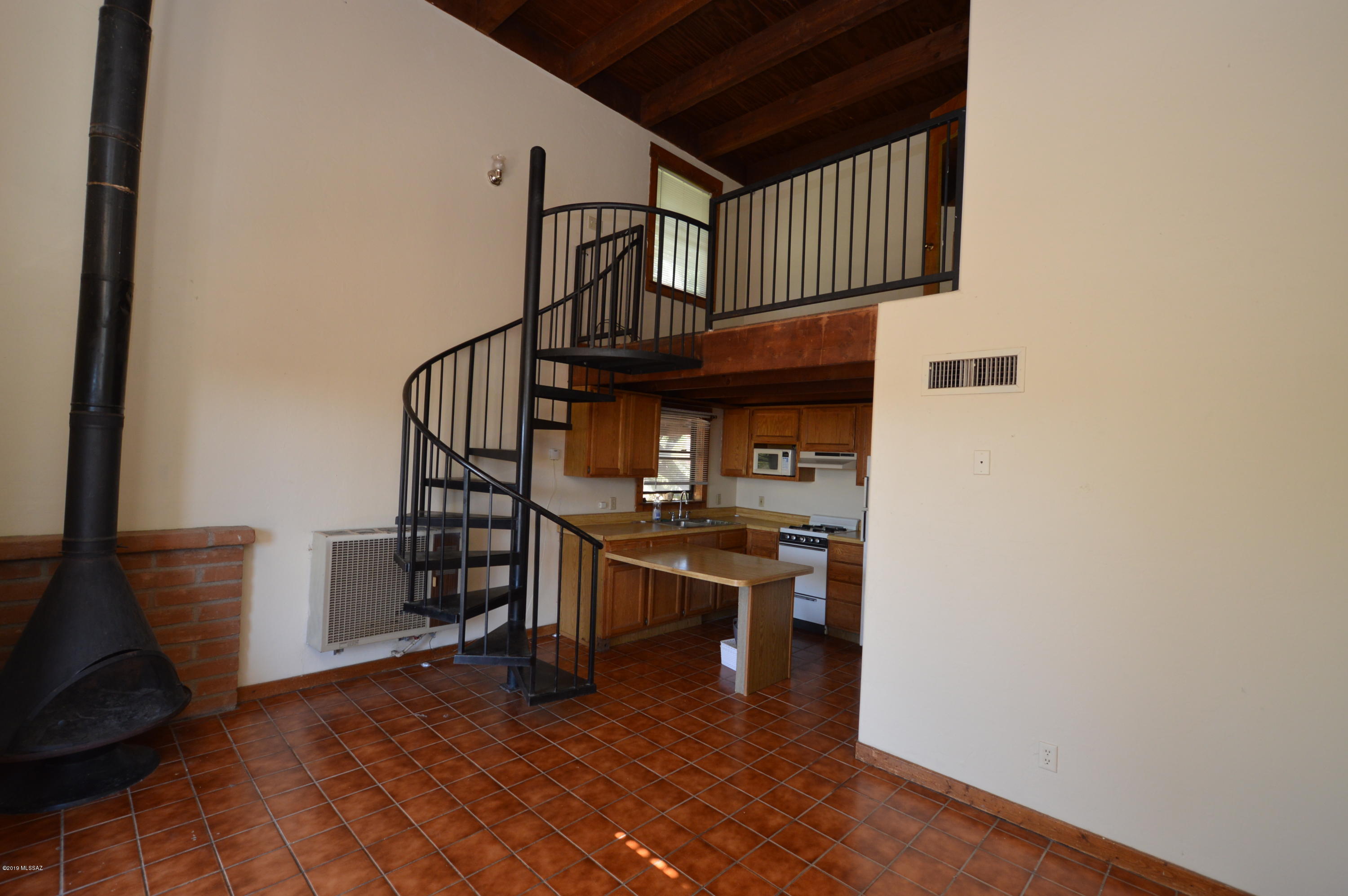 Enchanting location overlooking the Tucson valley. Detached casita with loft bedroom. Open and airy, bright and cheerful. Fully equipped kitchen. Large open living room. Gorgeous walled patio perfect for entertaining. This is out in the country, away from the city noise and hustle and bustle.  Come join us!