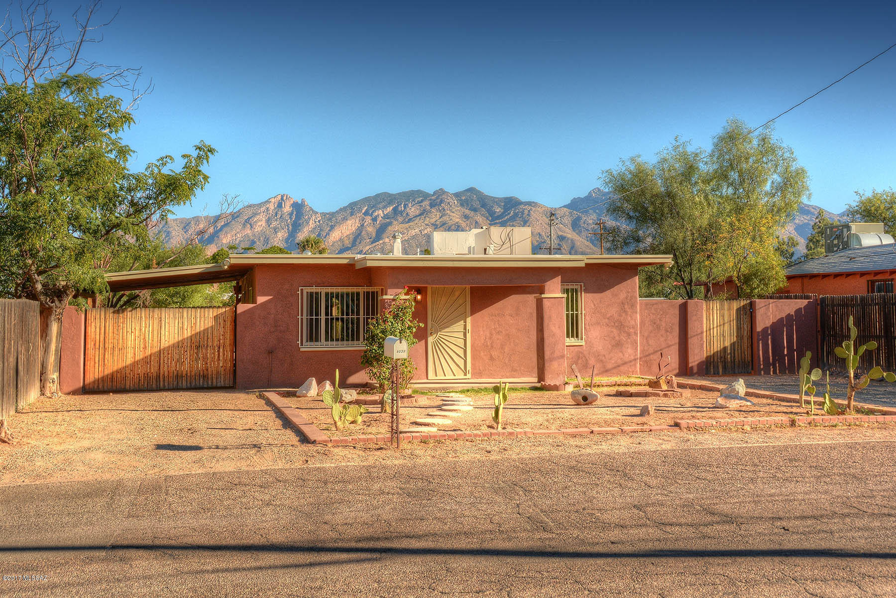 Adorable tiny home cottage...1 bedroom plus office with an open 682 sq ft floor plan which includes living room and large open kitchen...tiled floors throughout. Dual pane windows with security bars and doors, Master cool on a huge lot with Mountain views...sculptures do not convey with property.
