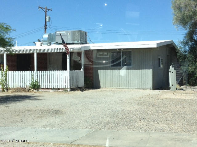 THIS IS A WONDERFUL HOME IN A PERFECT COMMUNITY. THE HOME DOES NEED A LITTLE TLC, BUT HAS GREAT OPPORTUNITY. THIS ONE WON'T LAST LONG.